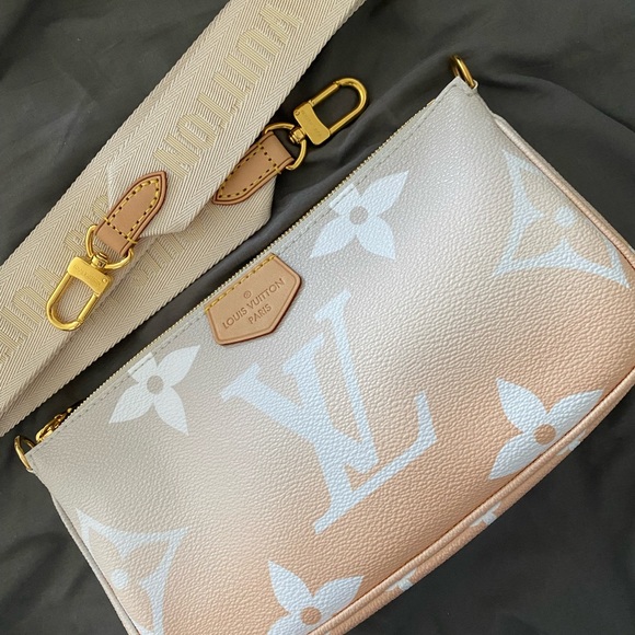 $4️⃣1️⃣0️⃣0️⃣ Limited Edition Multi Pochette Accessoires By the Pool - Picture 2 of 10